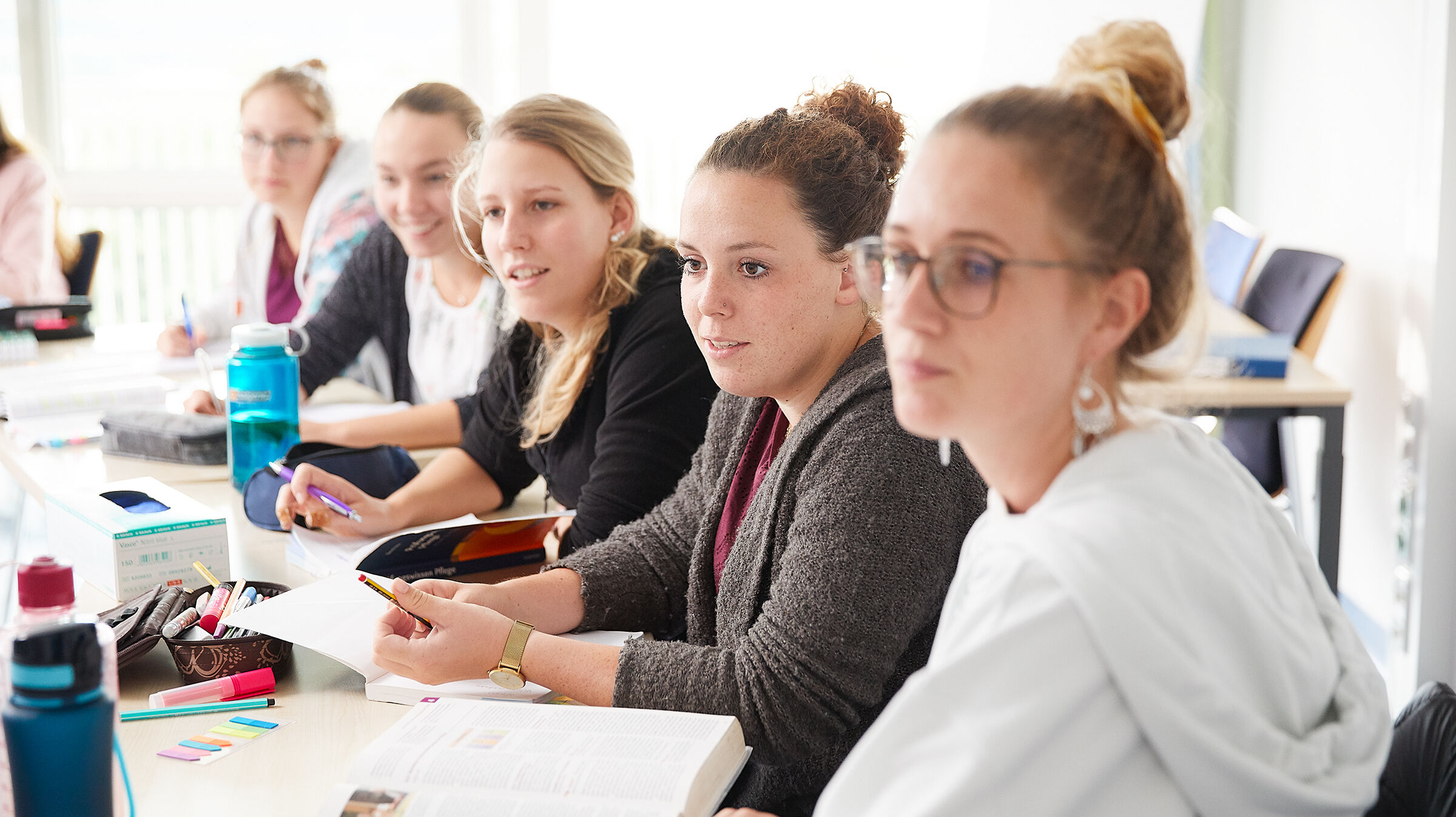 Fort- und Weiterbildung Fünf Schülerinnen sitzen im Klassenraum und schauen Richtung Tafel