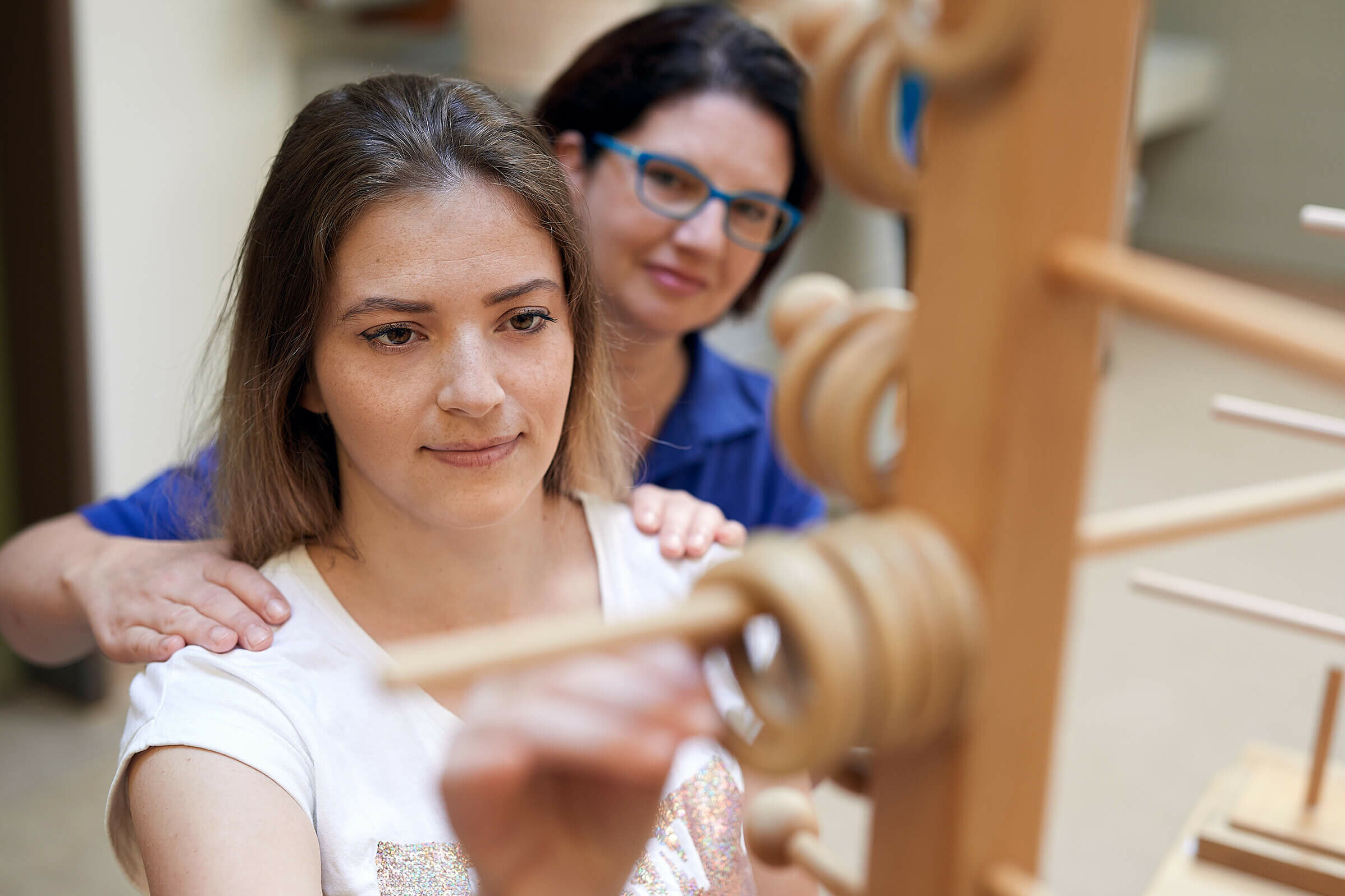 Integrierte Rehabilitation Patientin und Trainerin bei einer Therapiestunde