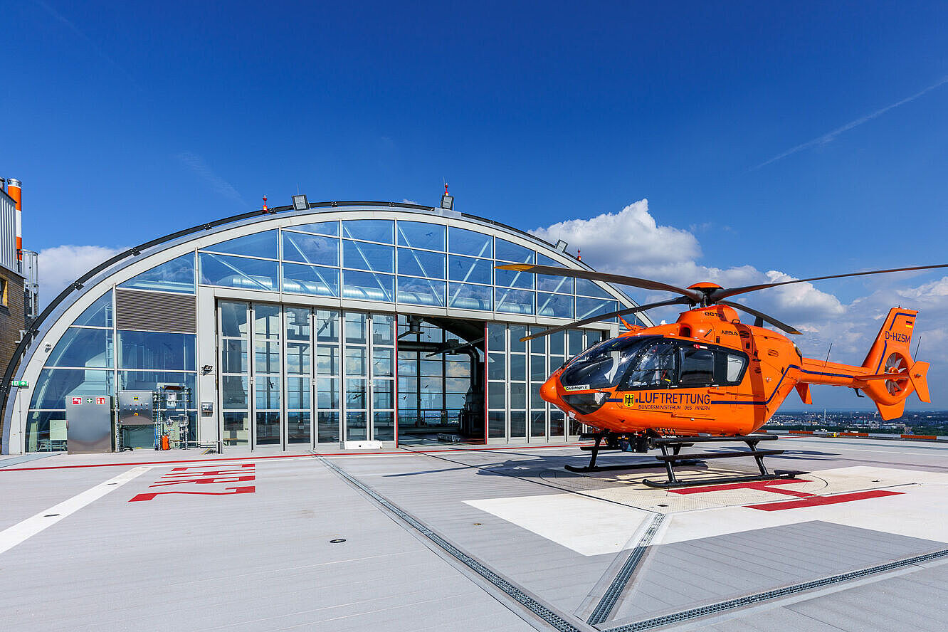 Rettungshubschrauber Christoph 2 auf dem Dach der BG Unfallklinik Frankfurt