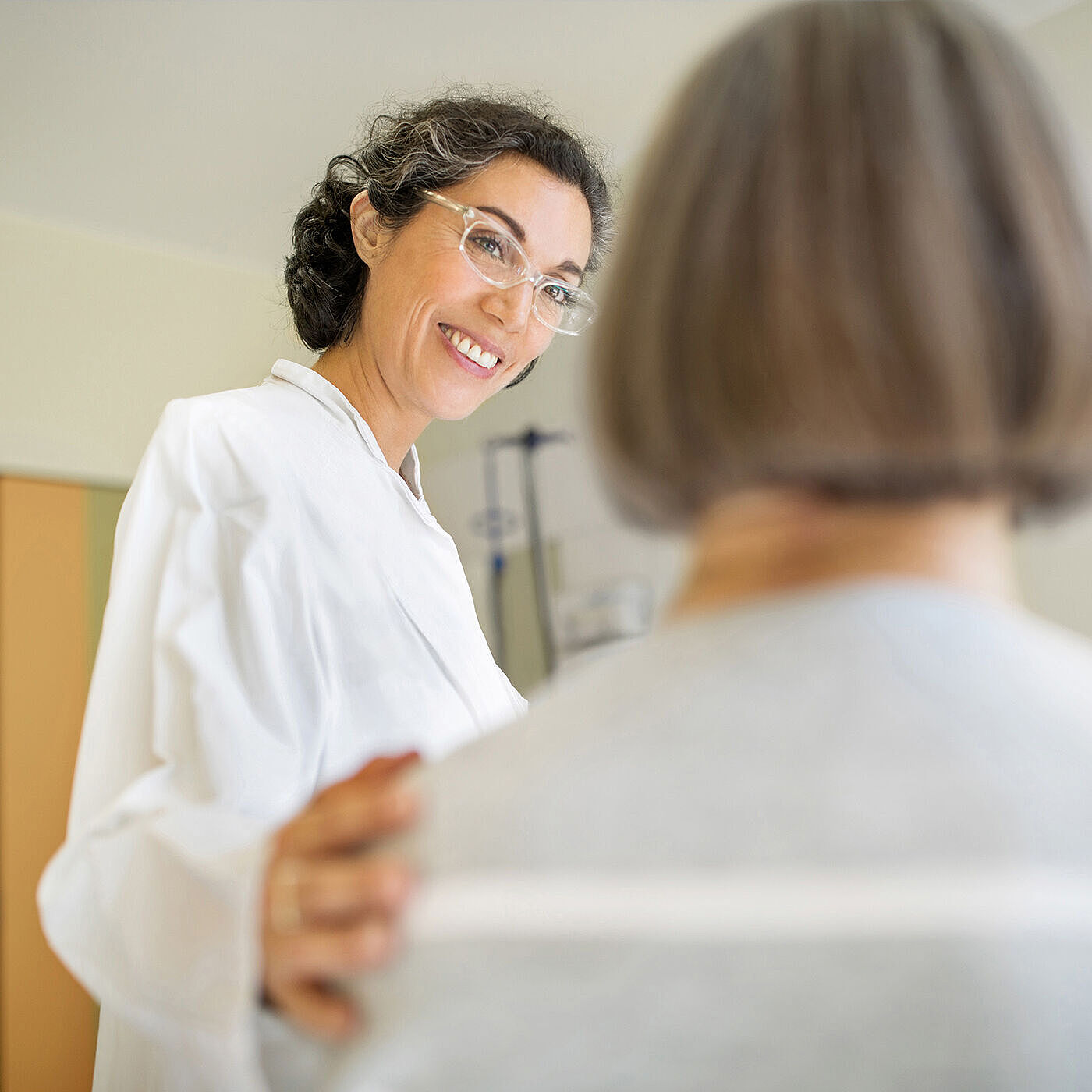 Ärztin im Behandlungsraum mit Patientin