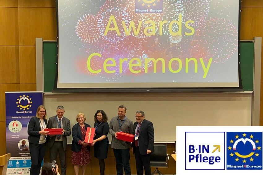 Preisübergabe in Cork, Irland: Marion Kühn und Ronny Czäczine vom BG Klinikum Bergmannstrost Halle nehmen die Auszeichnung für den besten Beitrag der Konferenz Magnet4Europe Learning Collaborative entgegen.